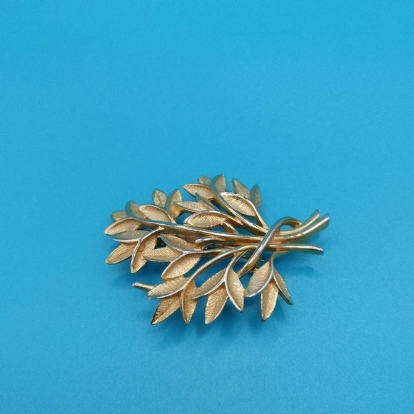 Vintage 1960s Gold Tone Fashion Multi Leaf Design Brooch Pin 2" - Picture 3 of 6